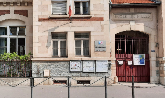 Mobilisation contre les fermetures récurrentes du restaurant scolaire du groupe scolaire Antoine Charial, Lyon 3