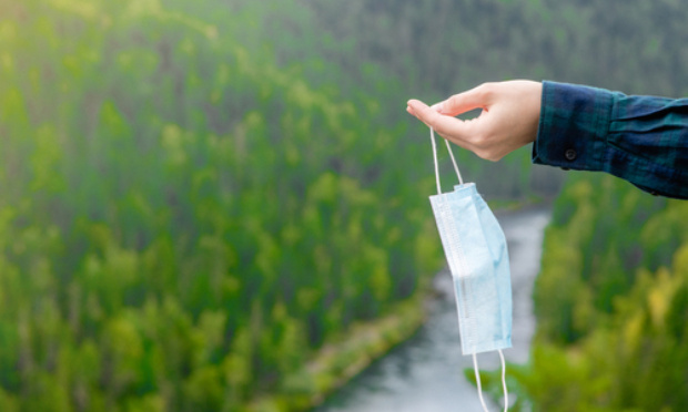 Stop au port du masque dans la nature