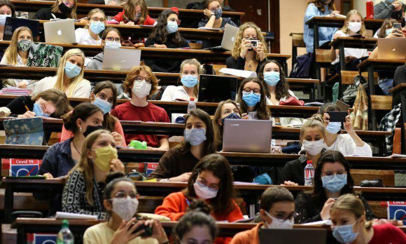 Prise de conscience de la situation des étudiants étrangers et pour continuer les cours en ligne