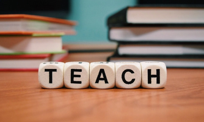 Des contrats stables pour les chargés de cours des Ecoles Européennes !