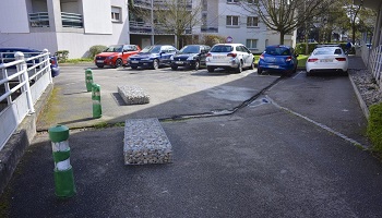 Pour enlever les pierres de la cour de la résidence du Grand Parc Mulhouse !