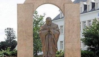 Pour le maintien de la statue de Jean Paul II sur le site actuel de Ploërmel !