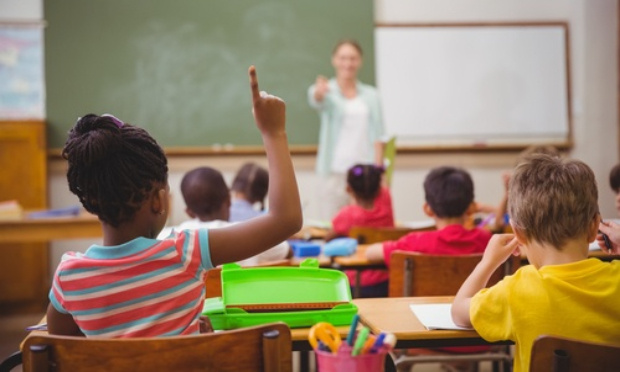 Enfants entendants et déficients auditifs sacrifiés ! Non à la fermeture ! École inclusive en danger !