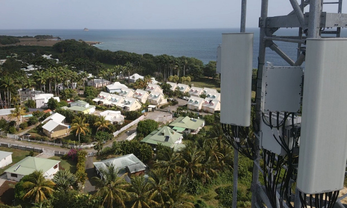 Contre l'antenne de 45m de haut au cœur des habitations et à proximités de sites protégés en Guadeloupe