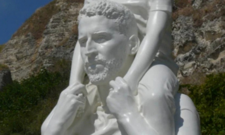 Pour que la statue l'homme et l'enfant revienne au bout du monde .