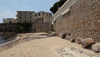 La plage de Mirandole à Vallauris ne doit pas être interdite au public conformément à la loi
