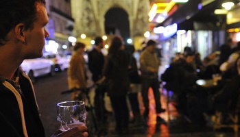 Annulation de l'arreté interdisant la musique après minuit dans les bars.