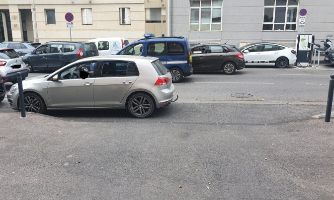 Stationnement devant la porte de garage et dangerosité de la sortie de garage