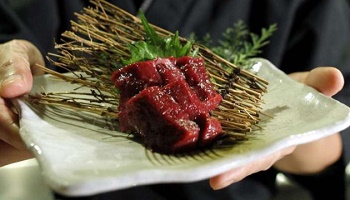 Qu'on oblige les populations des iles féroés à cesser de consommer la viande des dauphins et baleines