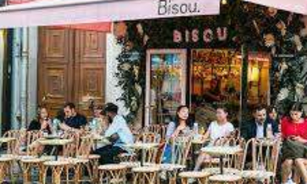 Pas d' exigence de Pass-Covid sur les terrasses en plein air de bars et restaurants , les personnes étant à bonne distance sanitaire les unes des autres.