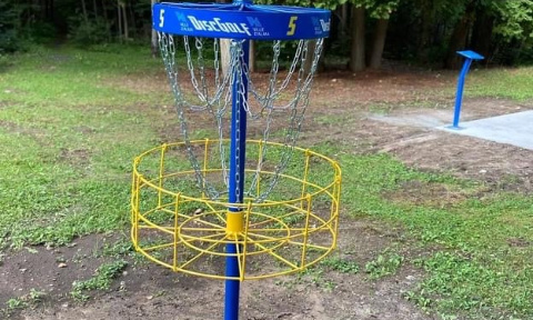 NOUS EXIGEONS L’ENLÈVEMENT DU JEU DE LANCE-FRISBEE QUI DÉNATURE LA BEAUTÉ ET LA QUIÉTUDE DU PARC FALAISE