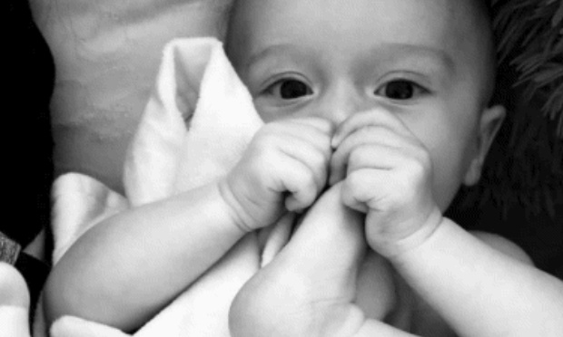 Obliger l'installation de sécurité enfant aux fenêtres des bâtiments