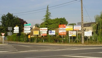 Pour la remise des pré-enseignes des hôtels, restaurants et petits commerces en campagne