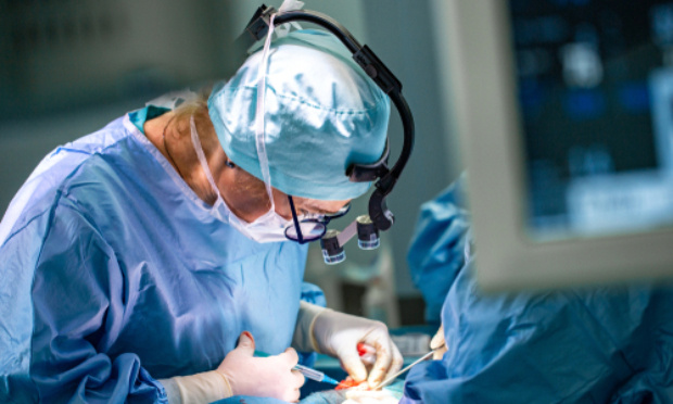 Pour la réintégration du docteur Champeaux, brillant neurochirurgien à l'hôpital Lariboisière