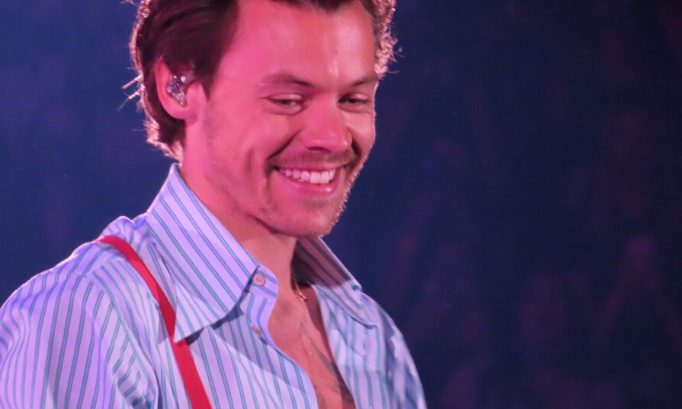 Petition for Harry to put tbsl, sweet creature, medecine, if I could fly and meet me in the hallway on the love on tour setlist:)