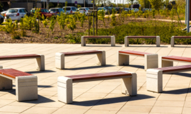 Enlever les bancs de la place : Stop aux nuisances sonores la nuit !