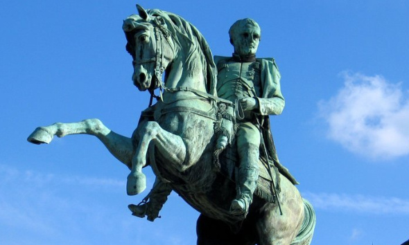 Touche pas notre Empereur !