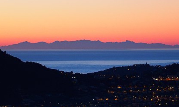 NON à l'ESTROTAXE ! Les Corses de Nice et les amis de la Corse refusent la taxe sur les véhicules à bord des ferries.
