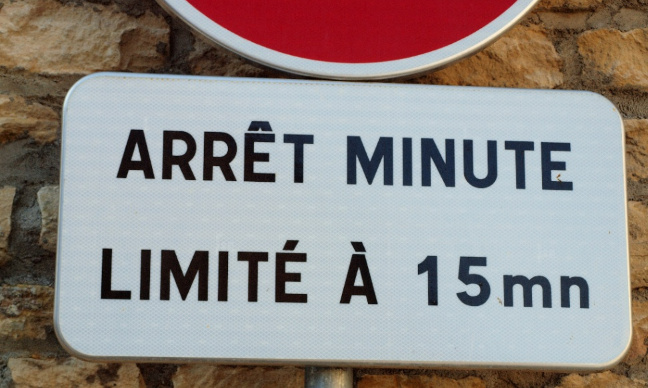 2 PLACES ARRET MINUTE DEVANT CHAQUE COMMERCE