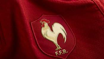 Contre le maillot rouge de l'équipe de France de Rugby