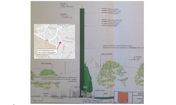 Contre la tour antenne relais géante au tennis de Fontenay aux Roses
