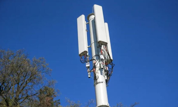 CONTRE LE PROJET D’INSTALLATION D’UNE ANTENNE RELAIS 5G À APT SUR LA COLLINE DES PUITS
