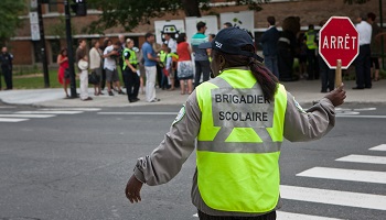 Contre l'abolition du poste de la brigadière scolaire au coin des rues Allard et Du Chalumeau