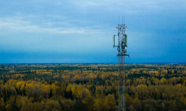 Contre l'antenne relais sur le terrain à l'entrée du village