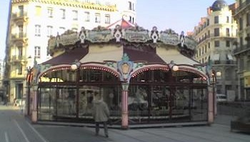Le maintien du manège carrousel, place de la République