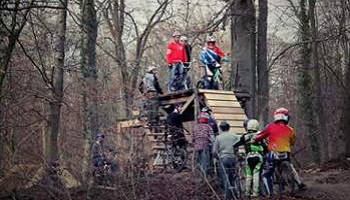 Un accord avec les propriétaires du terrain pour garder celui-ci et les décharger de toute responsabilité en cas d'accident