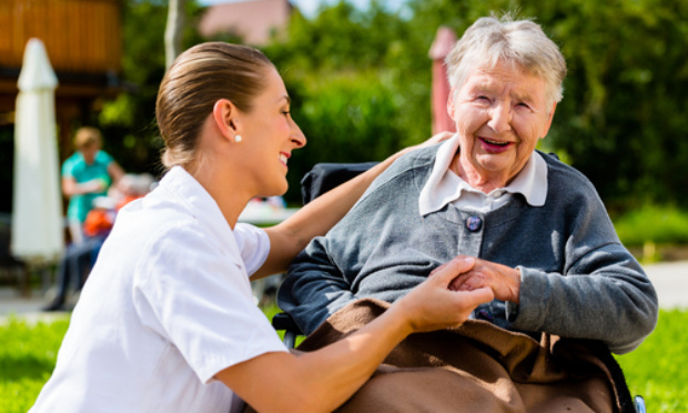 Plus de respect et d'activités paramédicales pour nos anciens dans les EHPAD !