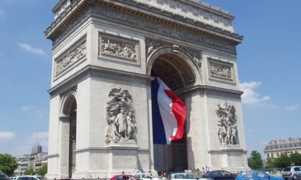 drapeau français sur l'arc de triomphe