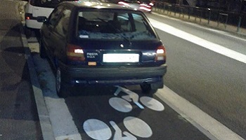 Accès trottoir et parking restreint