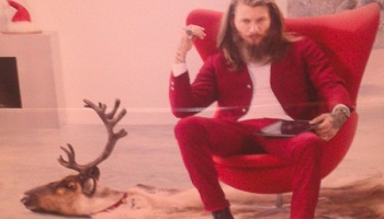 @Darty_Officiel Le retrait des images montrant un père noël moderne assis sur une peau de renne