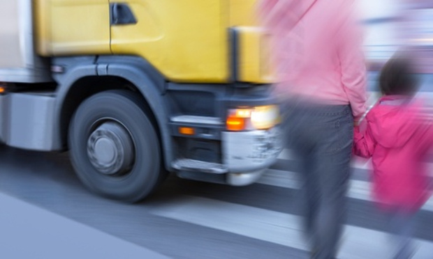 Non au passage des camions rue des champs de haut