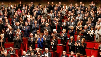 La démission de toute la classe politique