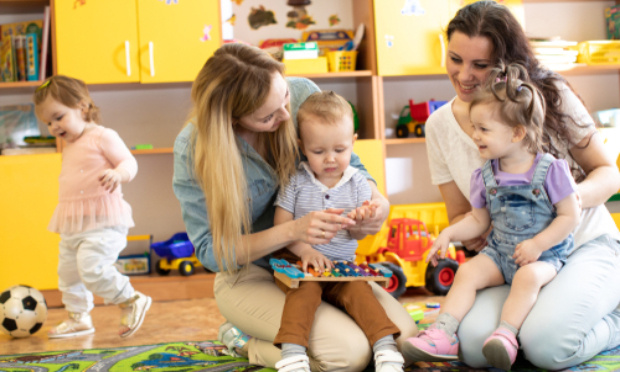 Accorder une prime SÉGUR aux assistantes maternelles