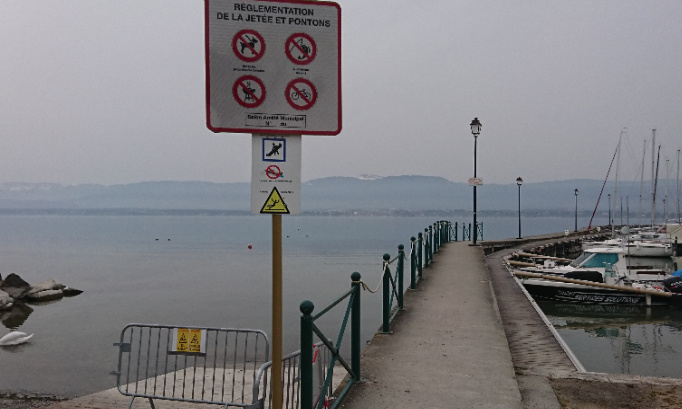 Contre le panneau disgracieux sur la Digue de Nernier