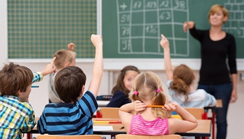 Enfants moins nombreux en classe = meilleur enseignement = instituteurs plus à leur écoute