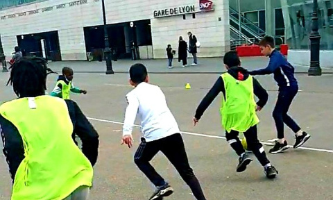 UN TERRAIN DE FOOT POUR LES ENFANTS DU QUARTIER GARE DE LYON