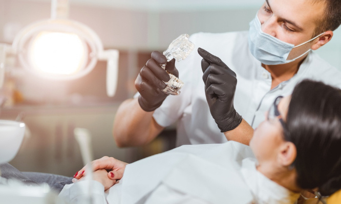 Pour le remboursement de tous les soins dentaires en France (bridges, implants réservés aux riches)