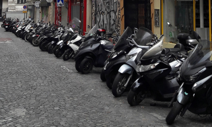 Stop aux motos de la rue André del Sarte !