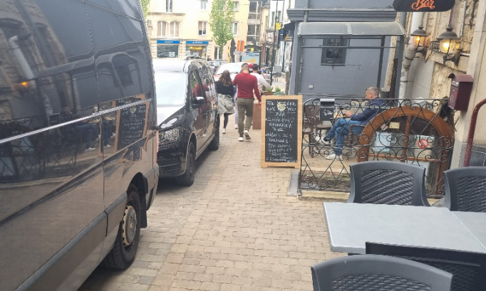 Pour l'installation d'une terrasse devant mon bar !