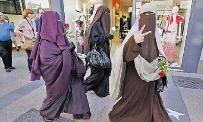 Fin de l'affichage vestimentaire de tout signe de croyance dans le domaine public