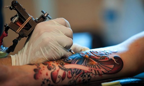 Pour le contrôle des tatoueurs à domicile !