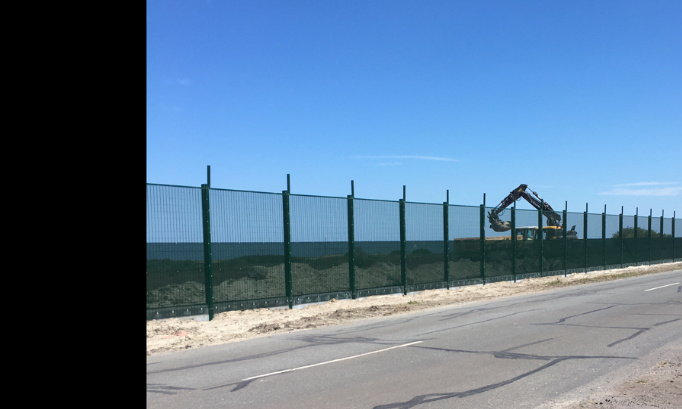 Un accès à la plage du  port ouest route du grand colombier