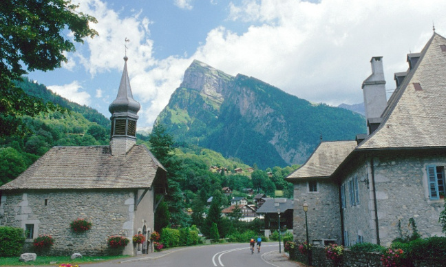 Non au transit des camions de la carrière de Tines dans notre station village de Samoëns