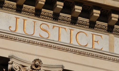 La radiation à vie de toute participation à la vie politique pour les condamnés.