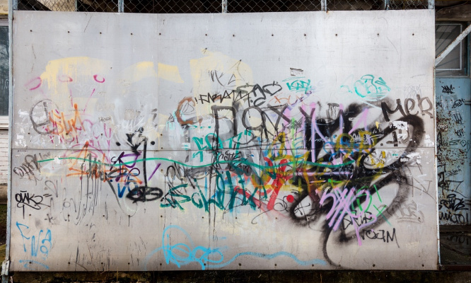 Stop aux tags et aux graffitis qui défigurent la France !