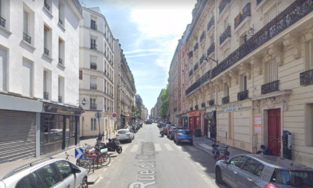 Retrouver le calme dans la rue de Clignancourt le soir